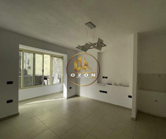Tirane, jepet me qera ambjent biznesi Kati 1, 105 m² 500 Euro (BLLOKU)