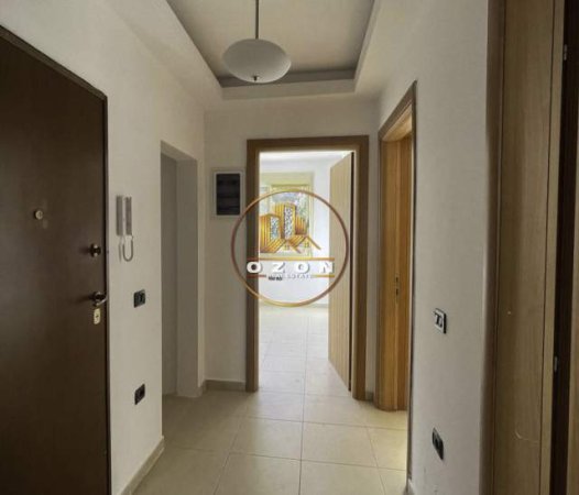 Tirane, jepet me qera ambjent biznesi Kati 1, 105 m² 500 Euro (BLLOKU)