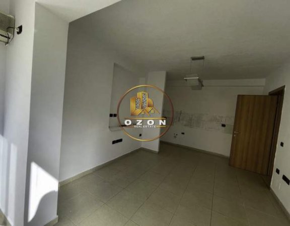 Tirane, jepet me qera ambjent biznesi Kati 1, 105 m² 500 Euro (BLLOKU)