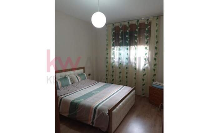 Tirane, jepet me qera apartament 2+1+BLK Kati 1, 330 Euro (Rruga Teodor Keko)