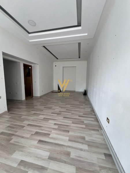 Tirane, jepet me qera dyqan Kati 0, 65 m² 1.000 € (RRUGA E DURRESIT)