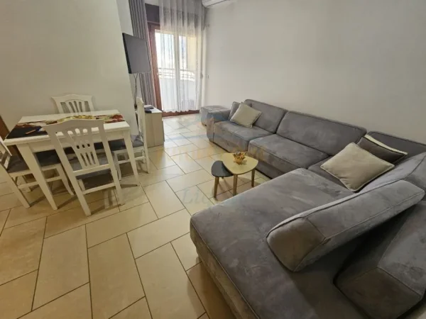 Tirane, jepet me qera apartament 1+1 Kati 11, 52 m² 650 € (Qender)