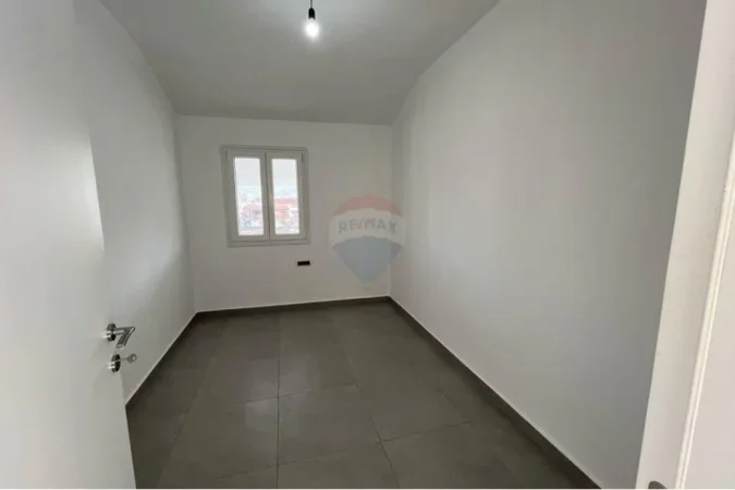 Tirane, jepet me qera apartament 2+1 , 80 m² 250 € (Babrru)