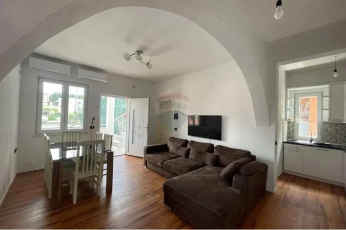 Tirane, jepet me qera apartament 3+1 Kati 3, 90 m² 400 € (Babrru)
