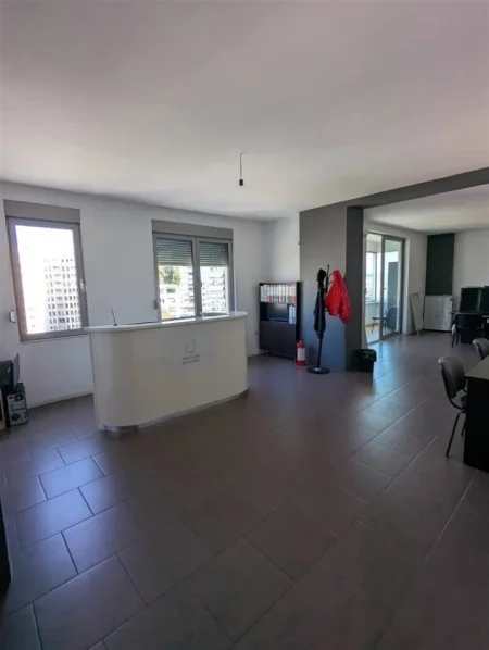 Tirane, jepet me qera zyre Kati 5, 116 m² 700 € (ZOGU I ZI)