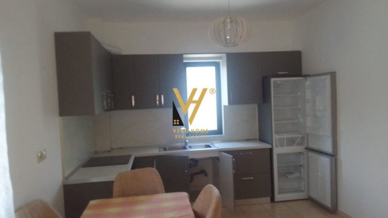 Tirane, jepet me qera apartament 3+1+Ballkon Kati 2, 120 m² 450 € (UNAZA E RE)