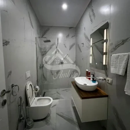 Tirane, shitet apartament 3+1 Kati 1, 220 m² 396.000 € (rrethrotullimi i kinostudios)