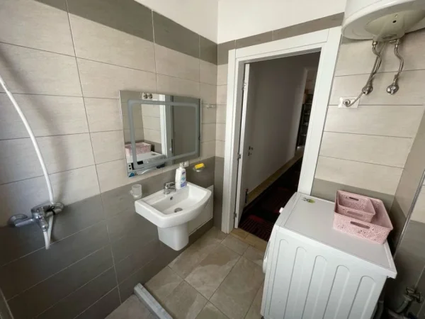 0683487469  Tirane, jepet me qera 2+1+Ballkon Kati 1, 85 m² 750 € (Rruga Egnatia)