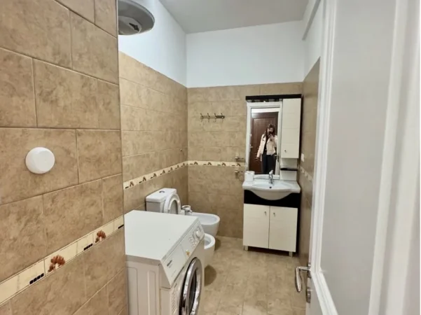 Tirane, jepet me qera apartament 2+1+Ballkon Kati 4, 110 m² 500 € (Astir, Prane Bar Oslo)