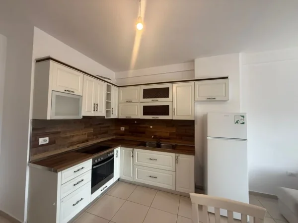 Tirane, jepet me qera apartament 2+1 Kati 2, 100 m² 550 € (teodor keko)