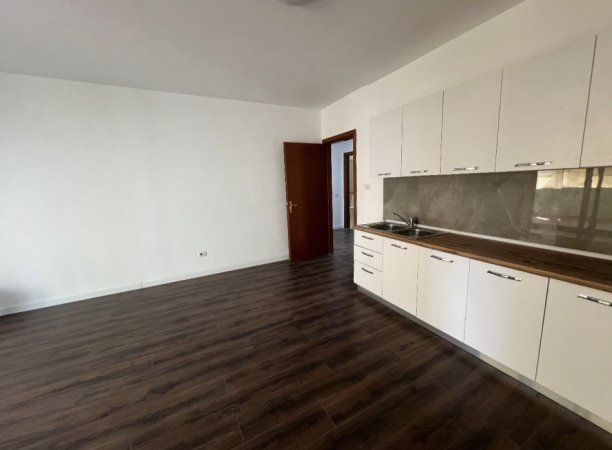 Tirane, jepet me qera apartament 3+1+Ballkon Kati 4, 136 m² 900 € (Komuna e parisit)