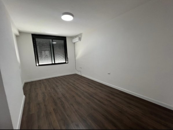 Tirane, jepet me qera apartament 3+1+Ballkon Kati 4, 136 m² 900 € (Komuna e parisit)