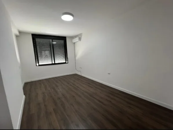 Tirane, jepet me qera apartament 3+1+Ballkon Kati 4, 136 m² 900 € (Komuna e parisit)