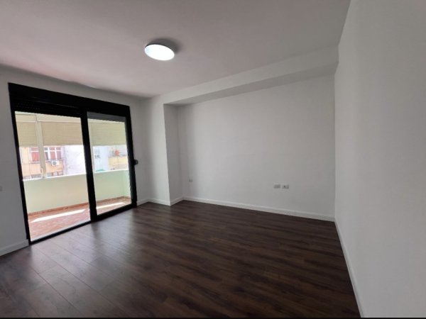 Tirane, jepet me qera apartament 3+1+Ballkon Kati 4, 136 m² 900 € (Komuna e parisit)