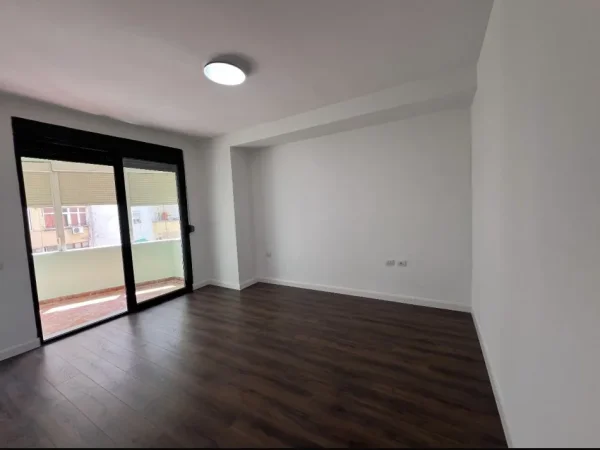 Tirane, jepet me qera apartament 3+1+Ballkon Kati 4, 136 m² 900 € (Komuna e parisit)