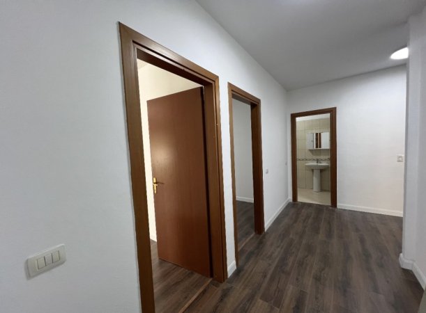 Tirane, jepet me qera apartament 3+1+Ballkon Kati 4, 136 m² 900 € (Komuna e parisit)
