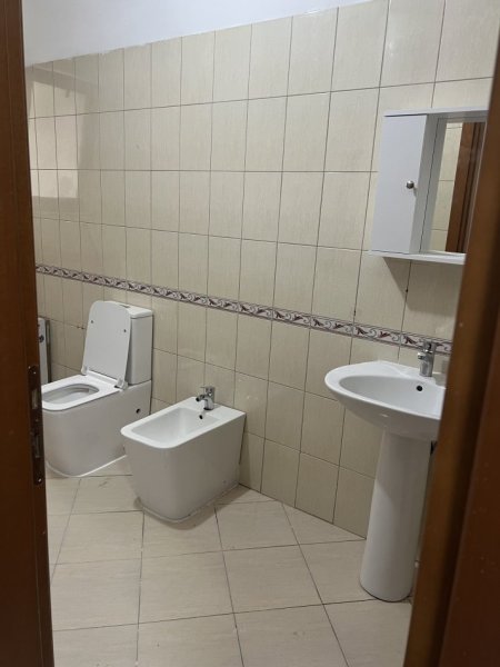 Tirane, jepet me qera apartament 3+1+Ballkon Kati 4, 136 m² 900 € (Komuna e parisit)