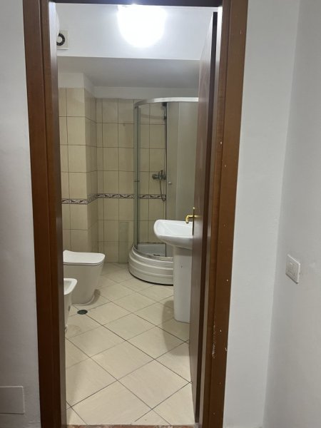 Tirane, jepet me qera apartament 3+1+Ballkon Kati 4, 136 m² 900 € (Komuna e parisit)