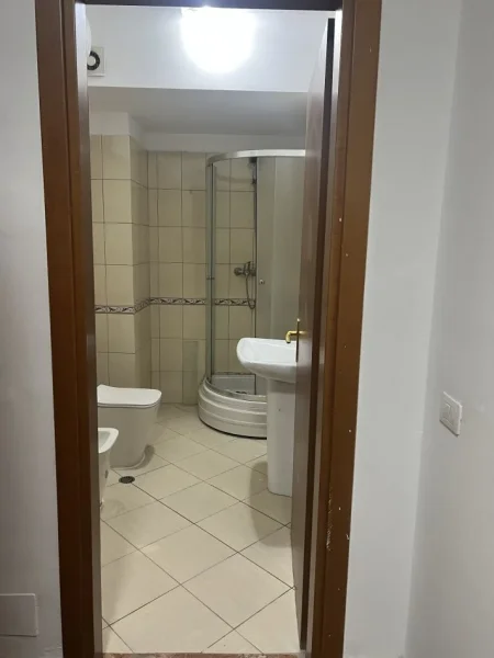 Tirane, jepet me qera apartament 3+1+Ballkon Kati 4, 136 m² 900 € (Komuna e parisit)