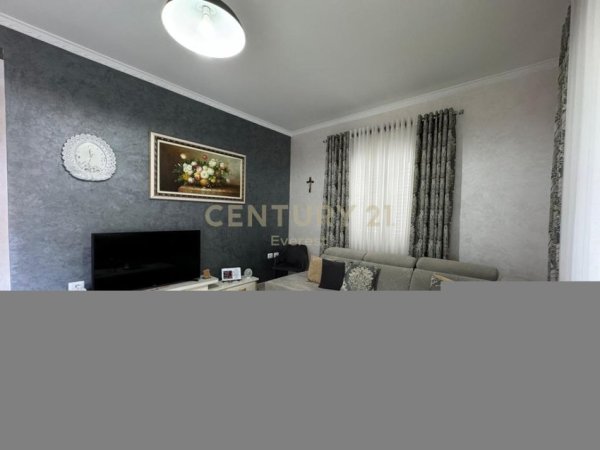 Tirane, jepet me qera apartament 2+1 Kati 2, 80 m² 600 € (Vilat Amerikane)