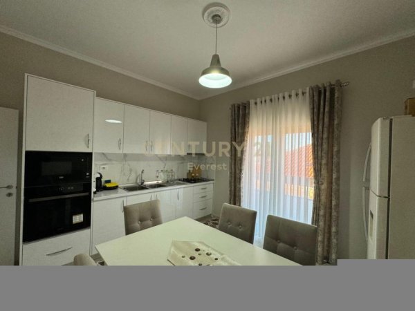 Tirane, jepet me qera apartament 2+1 Kati 2, 80 m² 600 € (Vilat Amerikane)
