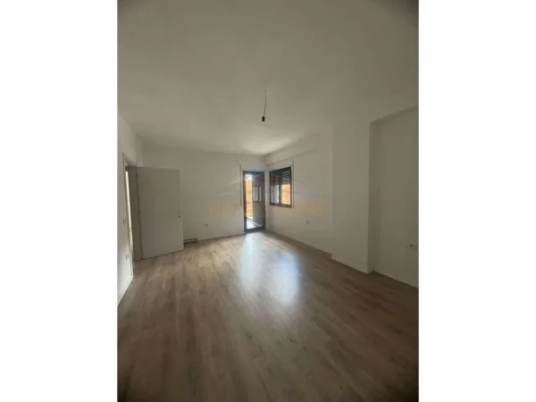 Tirane, jepet me qera apartament 1+1+Ballkon Kati 3, 86 m² 350 € (UNAZA RE , (OASSIS ))    UNA53065