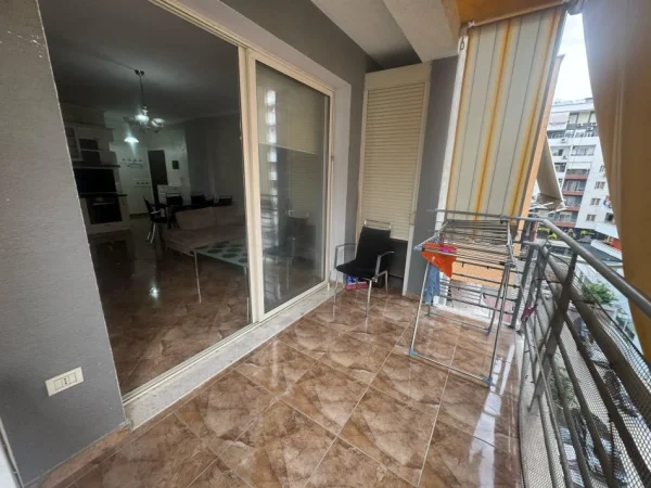 Tirane, jepet me qera apartament 2+1 Kati 4, 85 m² 500 € (astir)