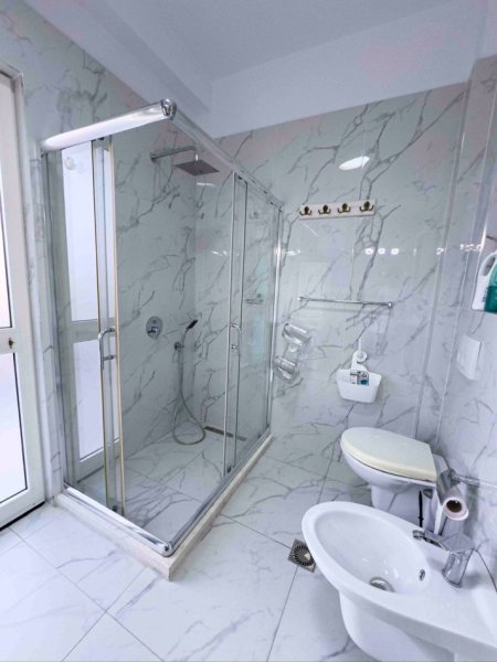 Tirane, jepet me qera apartament 2 Katshe Kati 0, 170 m² 1.100 € (Vilat Gjermane)