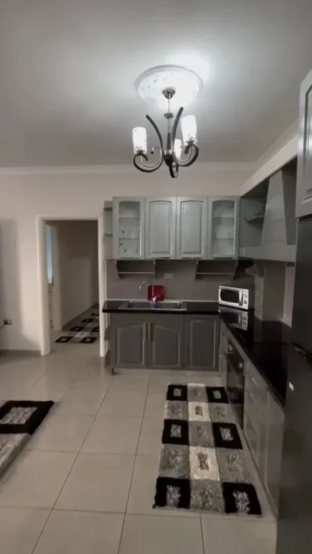 Tirane, jepet me qera apartament 2+1+Ballkon Kati 3, 450 € (Yzberisht)