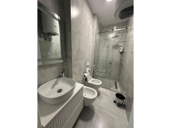 Tirane, jepet me qera apartament 2+1 Kati 8, 114 m² 1.400 € (GARDEN BUILDING)