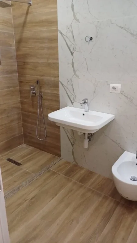 Tirane, jepet me qera apartament 2+1 Kati 3, 87 m² 600 € (Bar Oslo , Brryl)