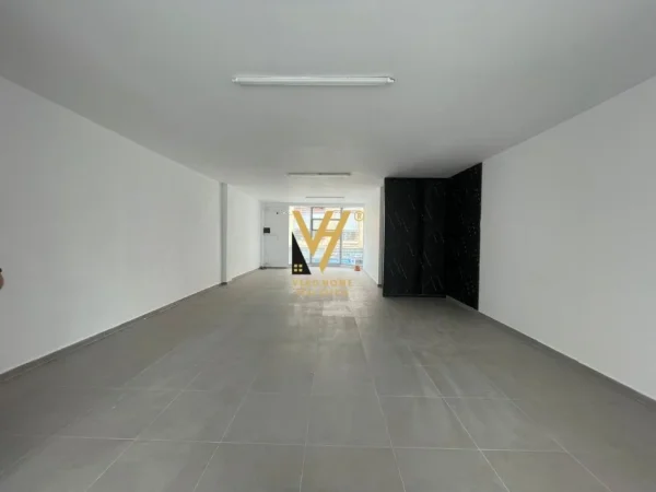 Tirane, jepet me qera ambjent biznesi Kati 1, 125 m² 1.200 € (RRUGA DRITAN HOXHA)