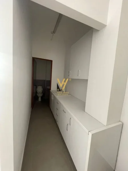 Tirane, jepet me qera ambjent biznesi Kati 1, 125 m² 1.200 € (RRUGA DRITAN HOXHA)