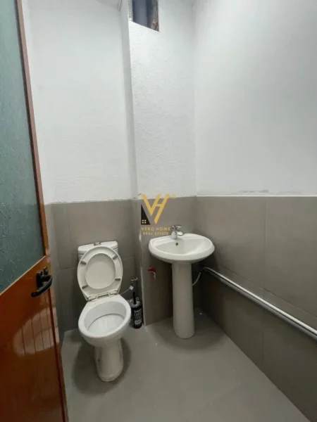 Tirane, jepet me qera ambjent biznesi Kati 1, 125 m² 1.200 € (RRUGA DRITAN HOXHA)