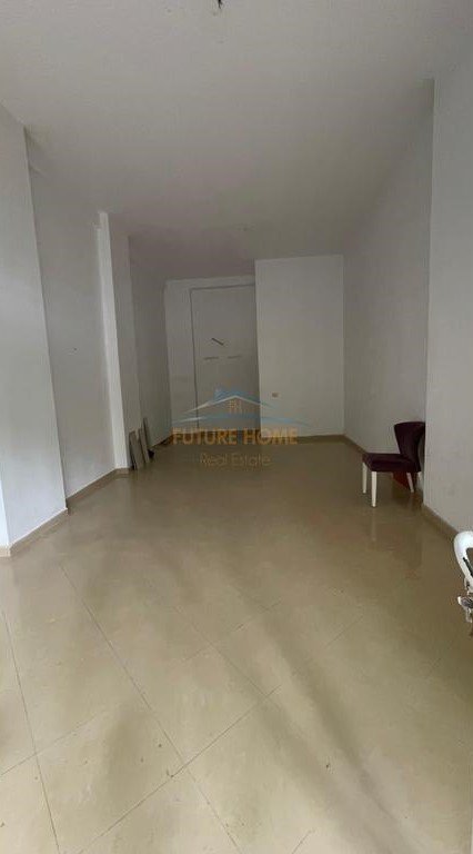 Tirane, jepet me qera dyqan Kati 0, 37 m² 350 € (Xhamlliku)