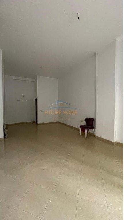 Tirane, jepet me qera dyqan Kati 0, 37 m² 350 € (Xhamlliku)