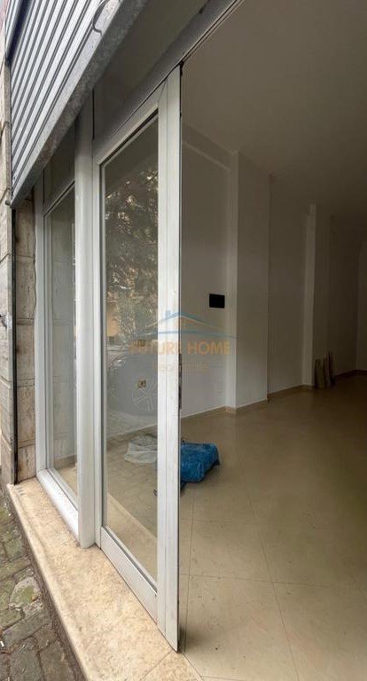 Tirane, jepet me qera dyqan Kati 0, 37 m² 350 € (Xhamlliku)