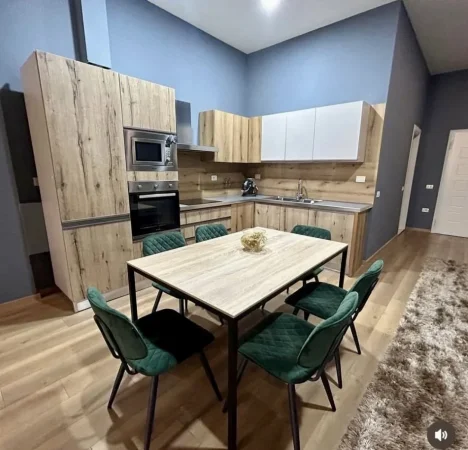 Tirane, jepet me qera apartament 1+1+Ballkon Kati 1, 110 m² 650 € (Rruga Peti, Liqeni i Thate)