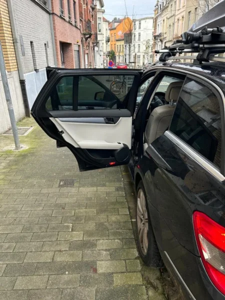 Elbasan, shes makine me portobagazh Mercedes Benz Nafte, e zeze manuale Klima 237.000 km 6.500 €