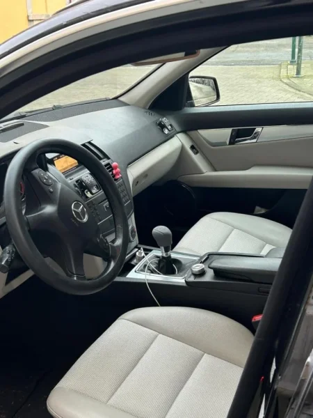 Elbasan, shes makine me portobagazh Mercedes Benz Nafte, e zeze manuale Klima 237.000 km 6.500 €