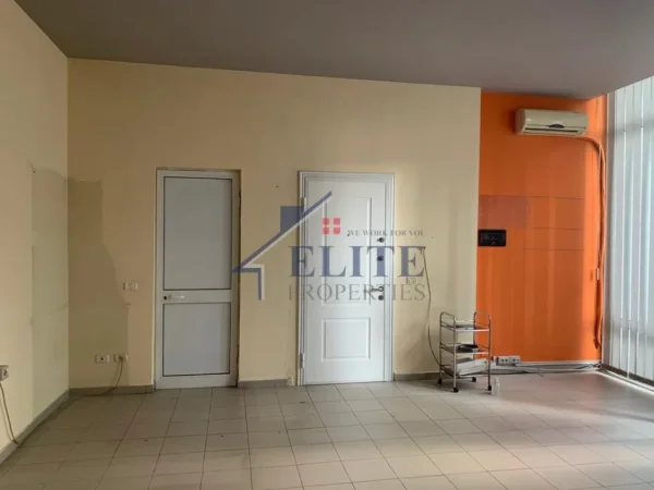 Tirane, jepet me qera zyre Kati 2, 42 m² 450 € (Myslym Shyri)