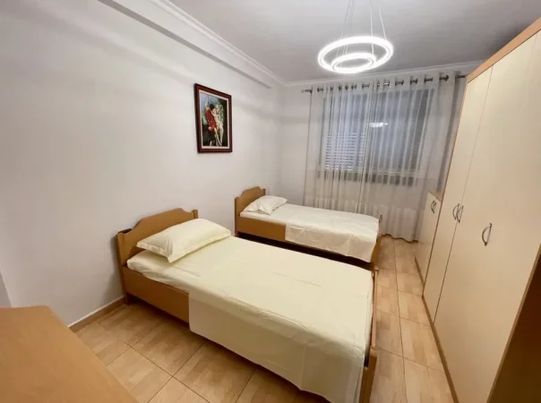 Tirane, jepet me qera apartament 2+1+Ballkon Kati 5, 98 m² 650 € (21-Dhjetori, Prane Market Joena)