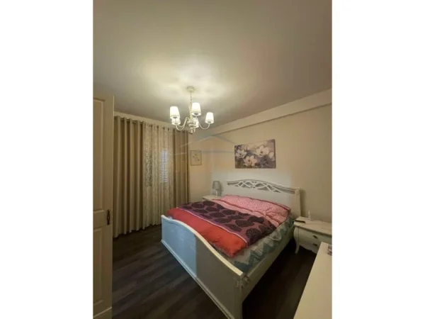 Tirane, jepet me qera apartament 3+1+Aneks+Ballkon Kati 1, 130 m² 1.500 € (blloku)