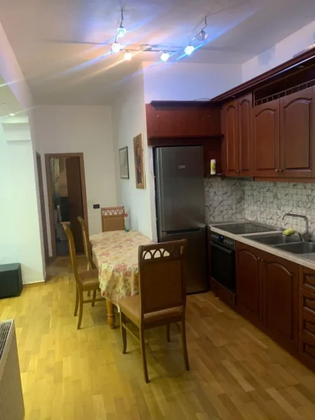 Tirane, jepet me qera apartament 2+1+Ballkon Kati 1, 85 m² 500 € (don bosko ,prane xhamise)