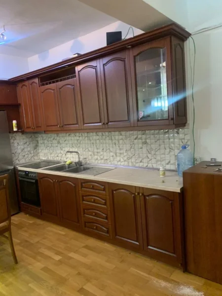 Tirane, jepet me qera apartament 2+1+Ballkon Kati 1, 85 m² 500 € (don bosko ,prane xhamise)