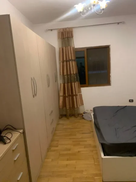 Tirane, jepet me qera apartament 2+1+Ballkon Kati 1, 85 m² 500 € (don bosko ,prane xhamise)