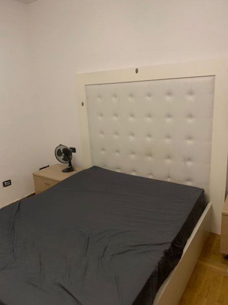 Tirane, jepet me qera apartament 2+1+Ballkon Kati 1, 85 m² 500 € (don bosko ,prane xhamise)