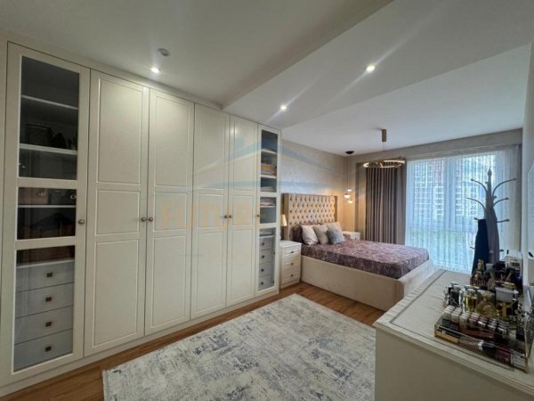 shitet apartament 3+1+Ballkon+2 poste parkimi Kati 4, 130 m² 300.000 € (Fusha e Aviacionit)