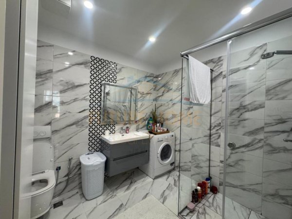 shitet apartament 3+1+Ballkon+2 poste parkimi Kati 4, 130 m² 300.000 € (Fusha e Aviacionit)