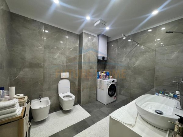 shitet apartament 3+1+Ballkon+2 poste parkimi Kati 4, 130 m² 300.000 € (Fusha e Aviacionit)